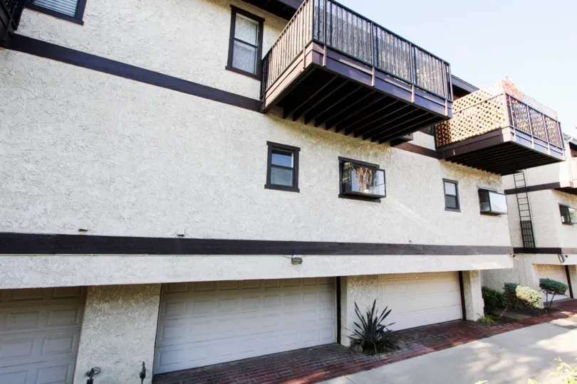 The windows in 592 N Mar Vista Ave