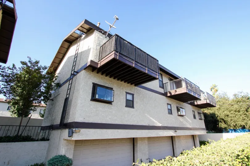 The yard in front of 592 N Mar Vista Ave