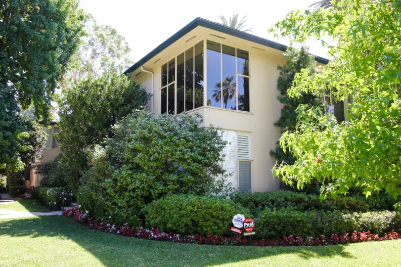 The view of 660 S Orange Grove Blvd in Pasadena, California