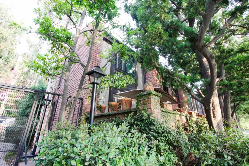 The landscaping around 700 South Lake Avenue