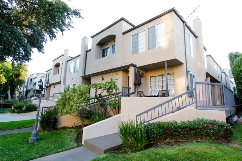 The complex at 77 North Townhomes in Pasadena, California