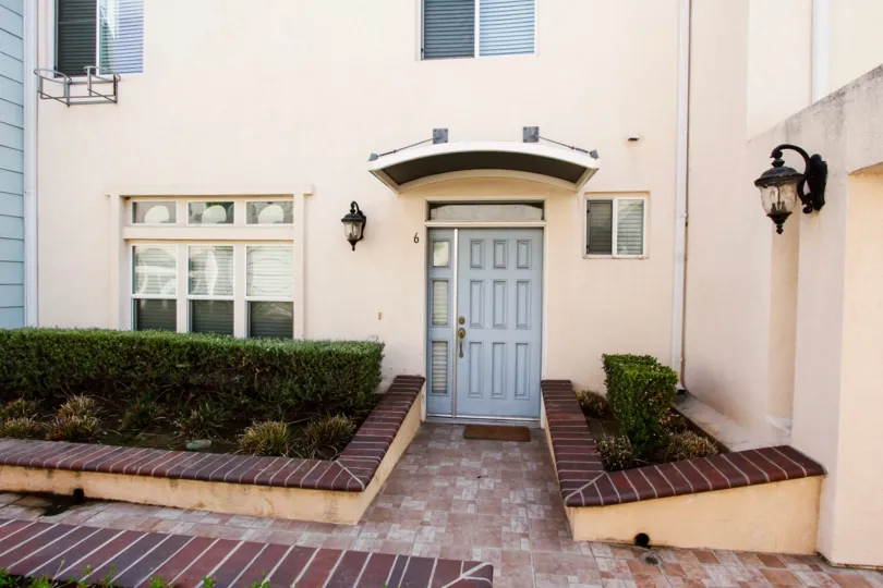 An entrance into a unit at 82 Virginia Ave in Pasadena, California