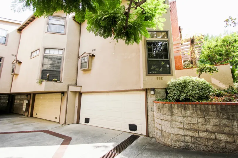 The garages at 832 Magnolia Ave in Pasadena, California