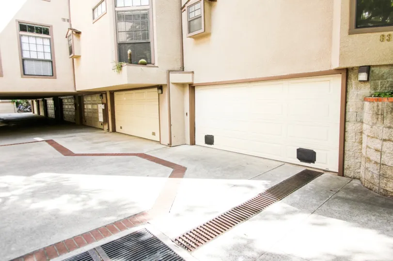 The parking option for residents at 832 Magnolia Ave