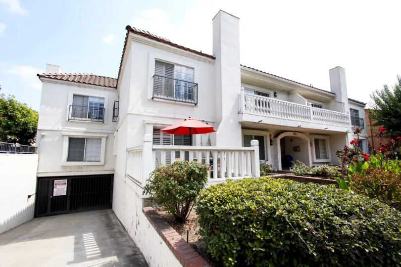 The balcony seen at 86 N Allen Ave in Pasadena, California