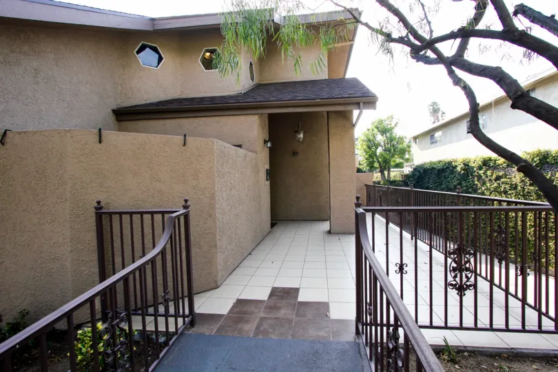 The entryway up to 87 S Allen Ave in Pasadena, California