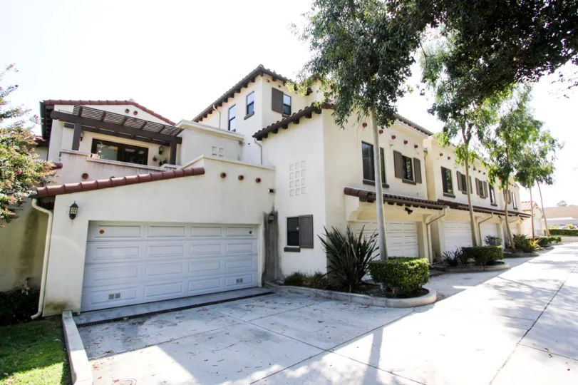 The view of the building at 879 Michigan Ave in Pasadena, California