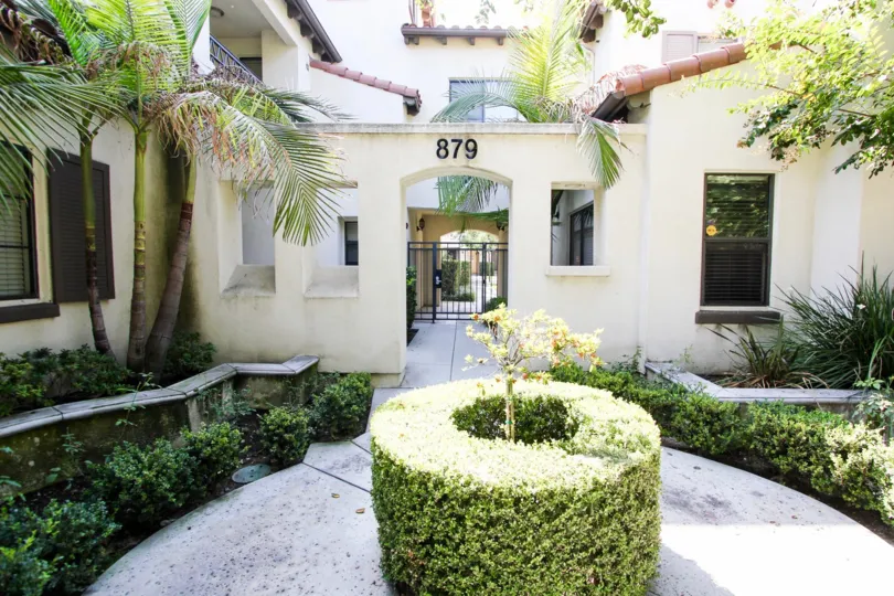 The address above the entrance into 879 Michigan Ave in Pasadena, California