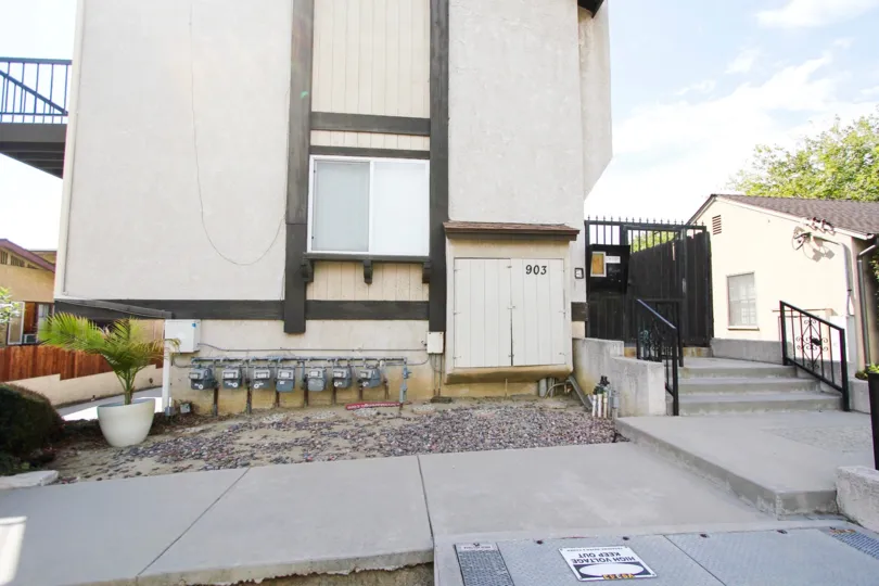 The walkway up to 903 S Marengo Ave