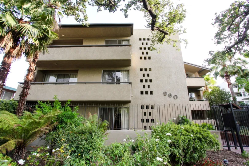 The balconies at 960 San Pasqual St