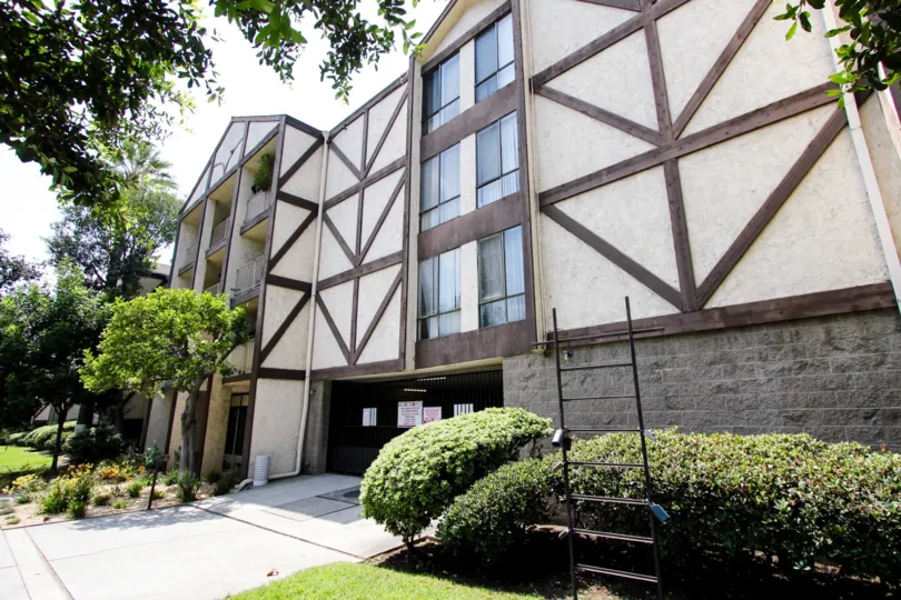 The viw of Allen Avenue Square North in Pasadena, California