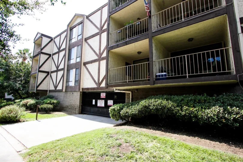 The balconies at Allen Avenue Square North
