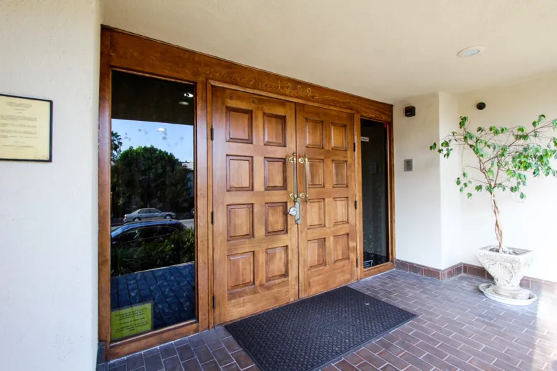 The entrance into Cordova Arms in Pasadena, California
