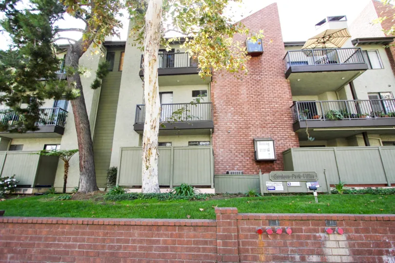 The view of Cordova Park Villas from the sidewalk