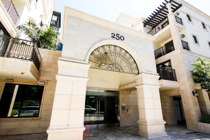 The entryway into De Lacey Place in Pasadena, California