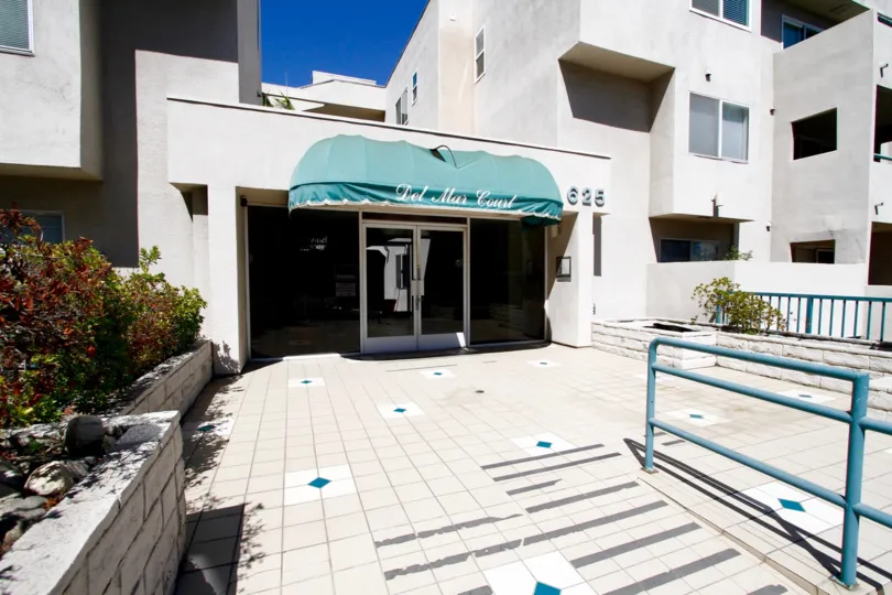 The entryway into Del Mar Court in Pasadena, California