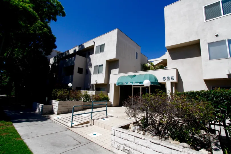 The stairs leading to the entrance of Del Mar Court