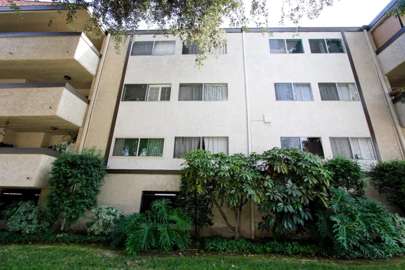 The windows seen in the Del Mar Sierra Manor building