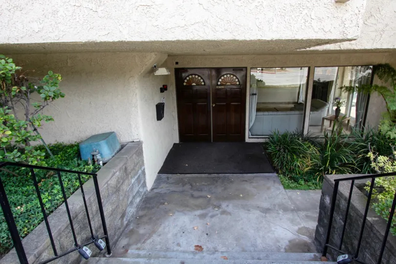 The entrance into the Del Mar Sierra Manor building