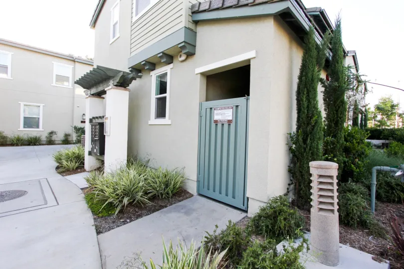 The side entrance into District Walk in Pasadena, California