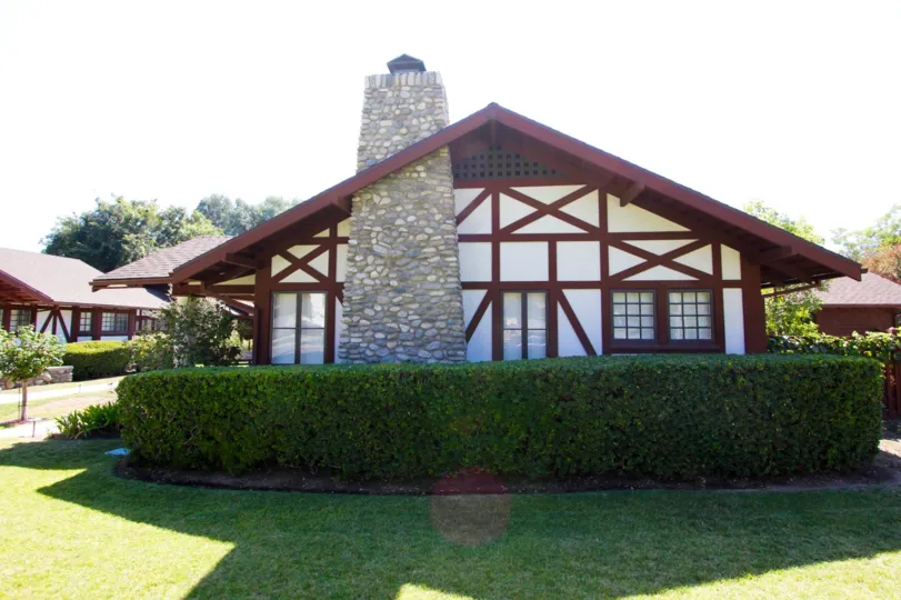 The hedges around the Gartz Court in Pasadena, California