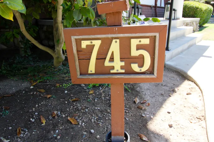The address plaque in front of Gartz Court
