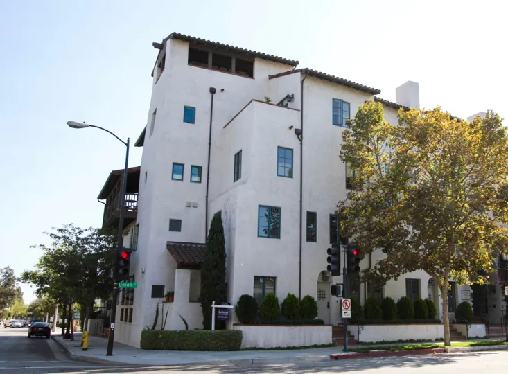 The view of the Granada Court building in Pasadena, California