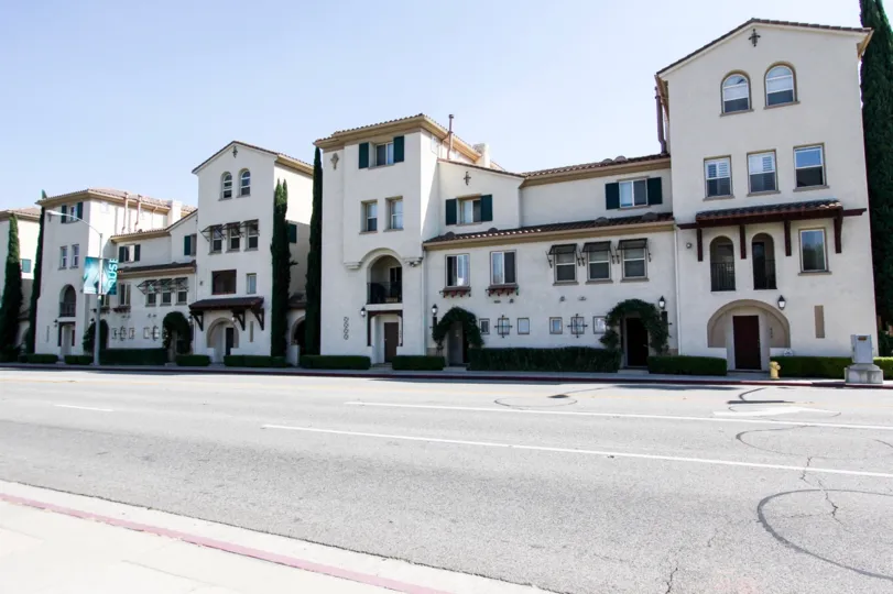 The view of the Heritage Walk building in Pasadena, California