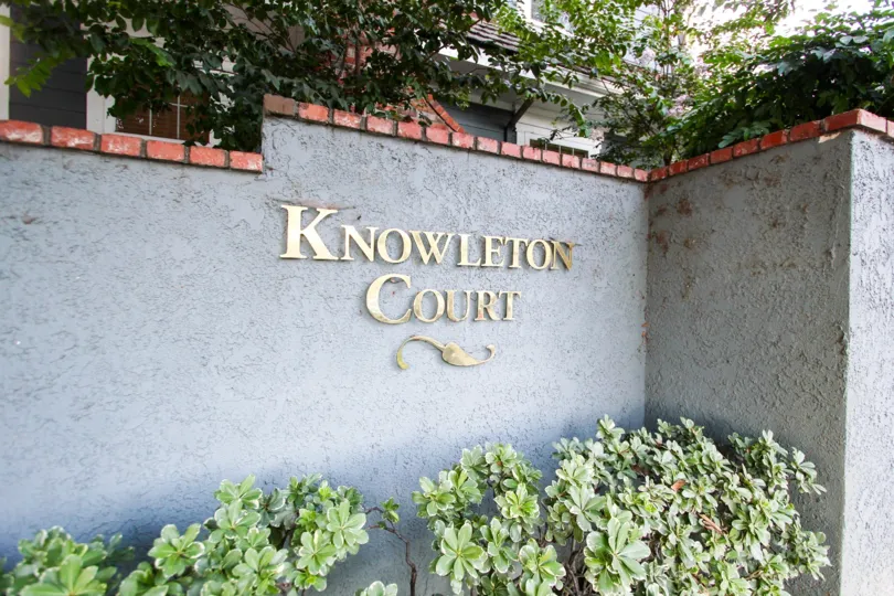 The sign announcing Knowleton Court in Pasadena, California