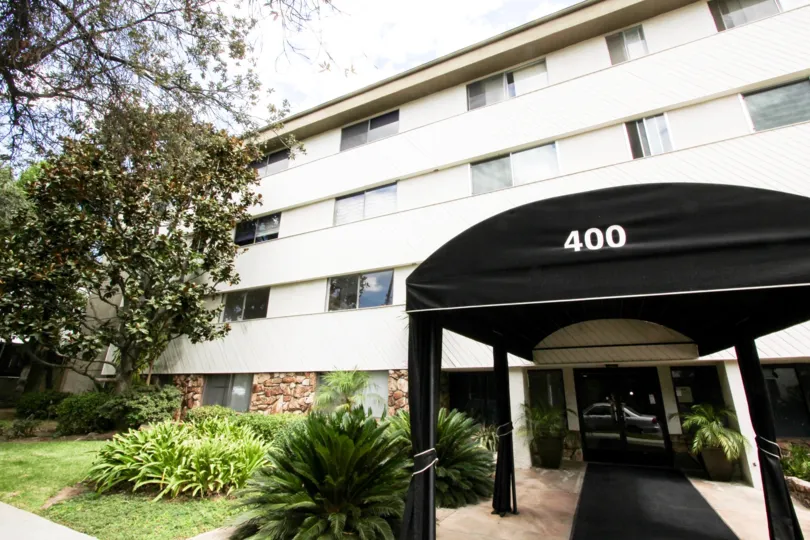 The entrance into Los Robles Condominiums in Pasadena, California