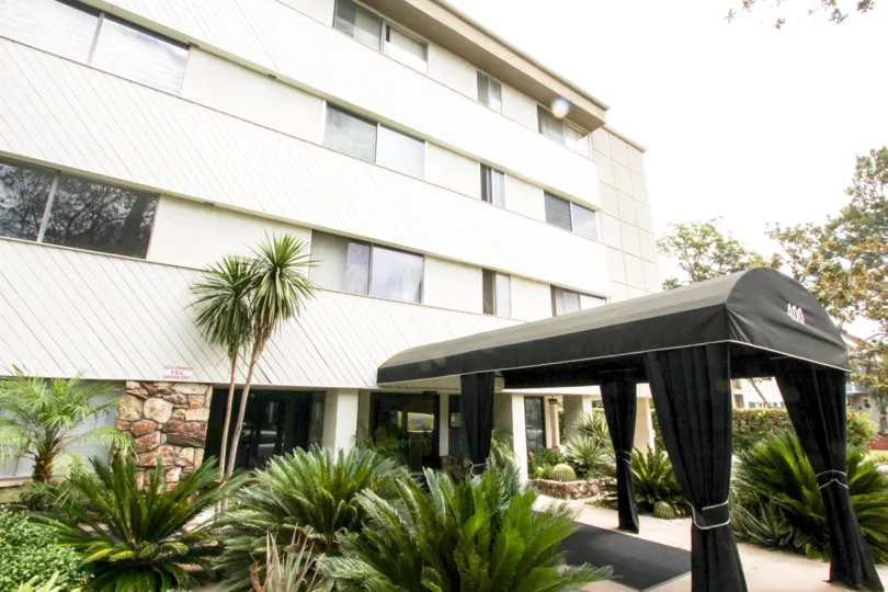 The entryway into Los Robles Condominiums