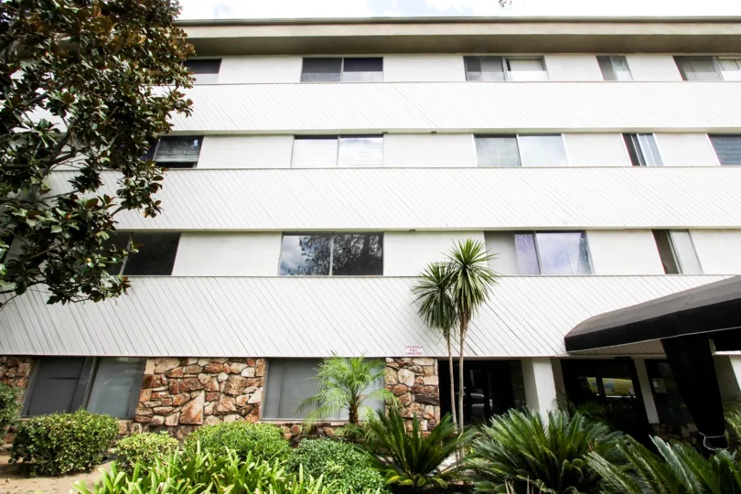 The landscaping aroun Los Robles Condominiums