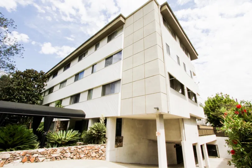 The view of the Los Robles Condominiums structure