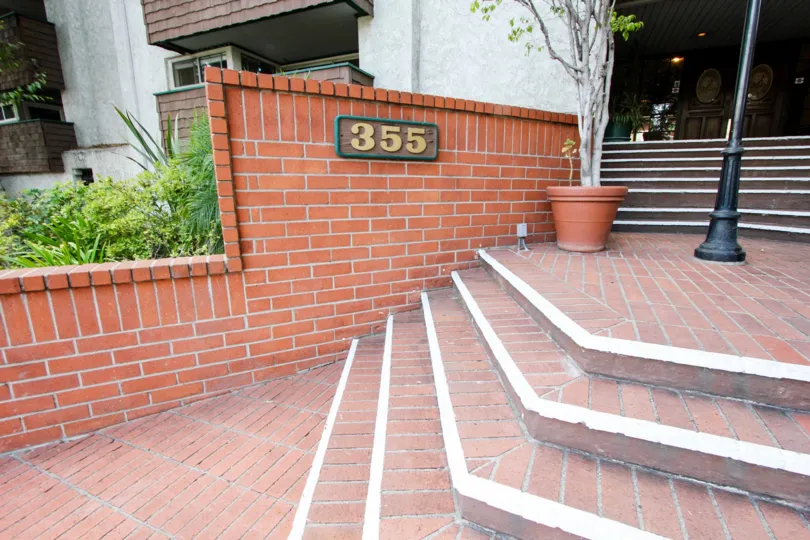 The 355 address for Los Robles Plaza in Pasadena, California