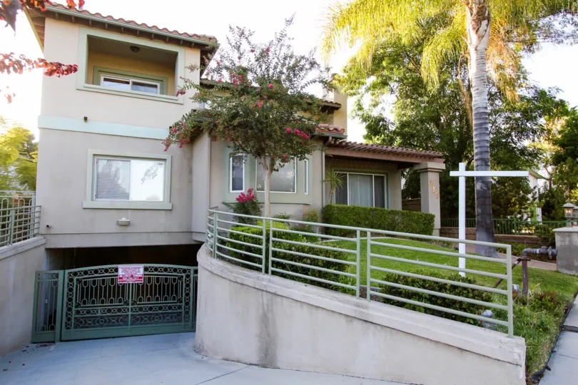 The driveway into Mar Vista Gardens in Pasadena, California