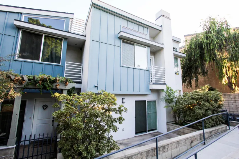 The sliding doors seen at Mar Vista