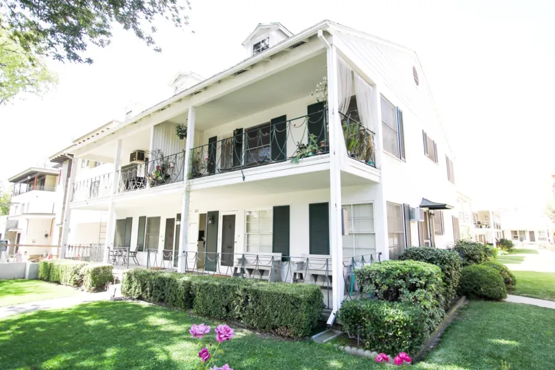 The hedges around Monticello Manor in Pasadena, California