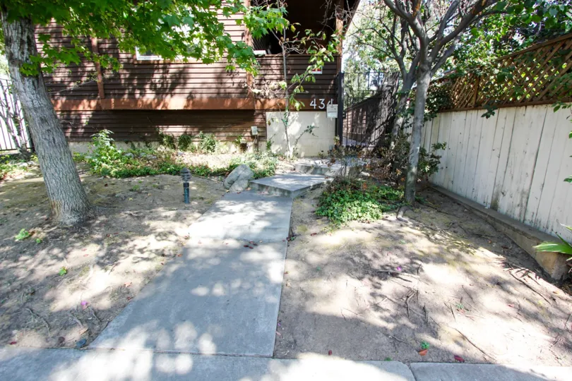 The sidewalk up to Oakland Condominiums