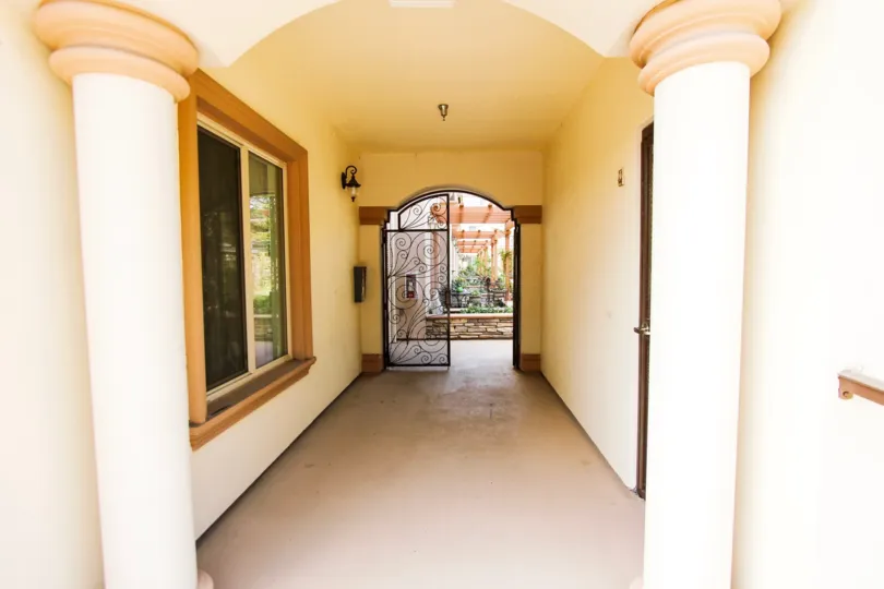 The foyer inside Oakland Terraces in Pasadena, California