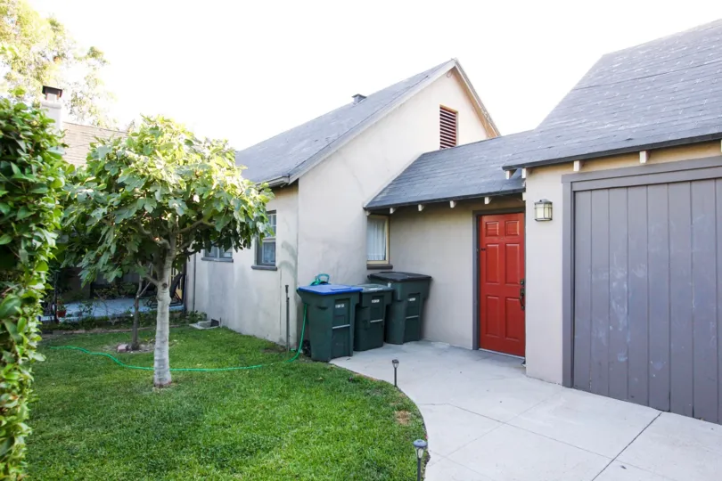The entrance into Orange Grove Terrace in Pasadena, California