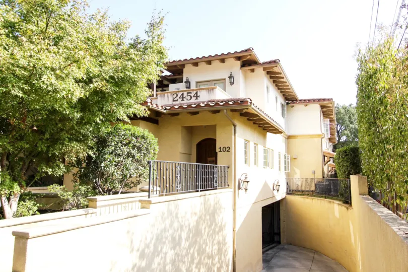The view of the Oswego Villas in Pasadena, California