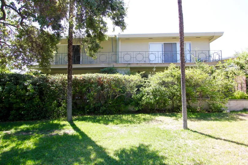 The yard in front of Plaza Del Arroyo in Pasadena, California