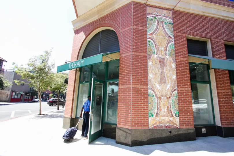 The entrance into Raymond Renaissance