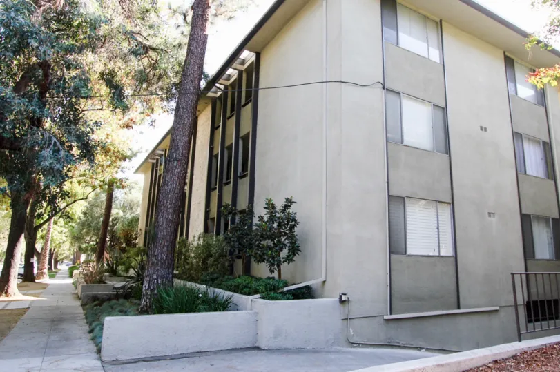 The view of Somerset House from the street in Pasadena, California