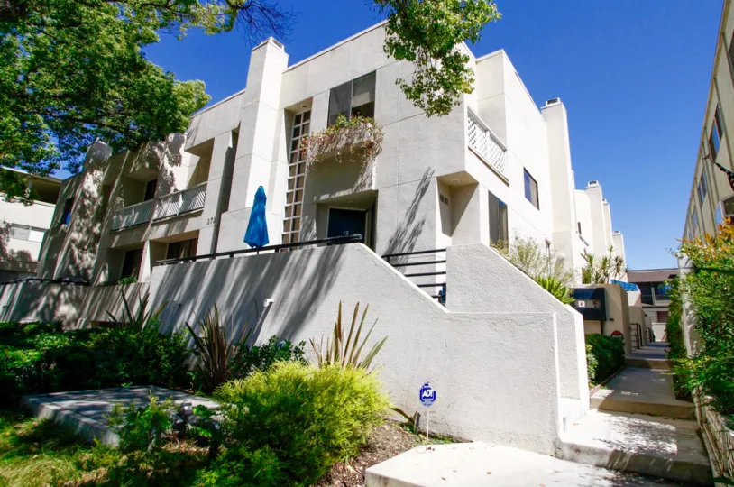 The view of the South Oak Knoll Townhomes building in Pasadena, California