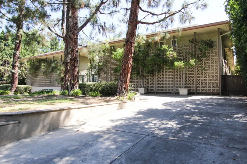 The drive up to Sutton House in Pasadena, California