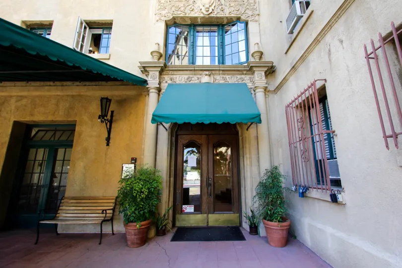 The entrance into The Barcelona in Pasadena, California
