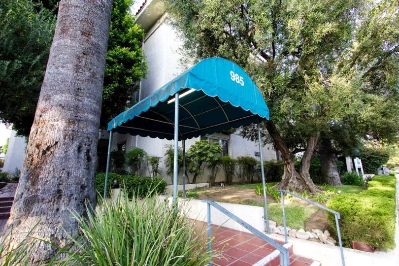 The covered entrance into Villa California in Pasadena, California