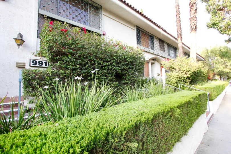 The hedges in front of the Villa California in Pasadena, California