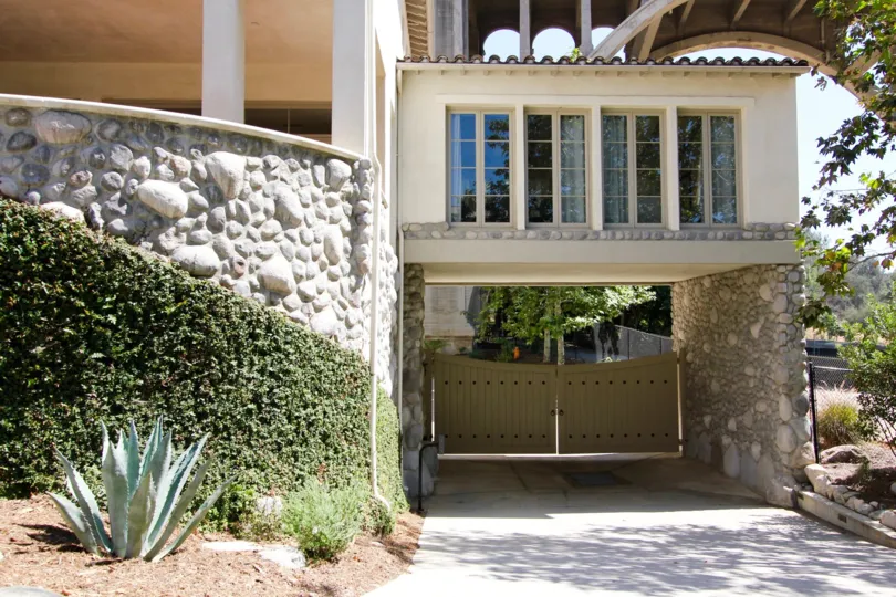 The gates into the Vista Del Arroyo